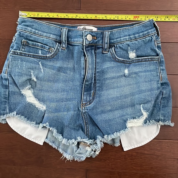 Pink distressed high rise jean shorts. Fringe btm pockets show through Sz 8 - Picture 8 of 8